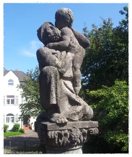 Vater und Kind Brunnen in der Kolonie