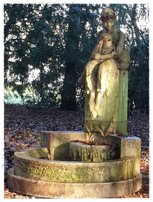 Figur im Carl-Duisberg-Park