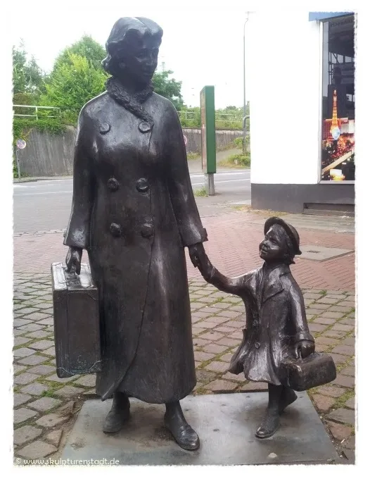 Mutter und Kind auf dem Weg zum Bahnhof von Kurt Arentz