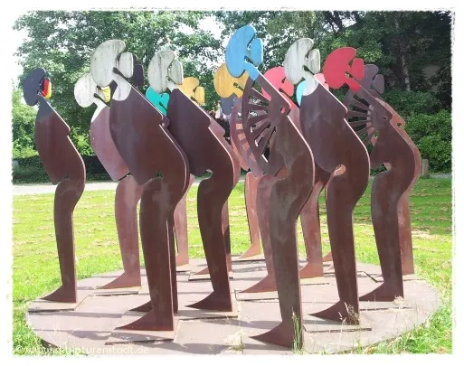 Figuren im Vorgarten der Villa Wuppermann von Eberhard Foest