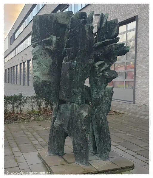 Skulptur vor der Feuer- und Rettungswache 1